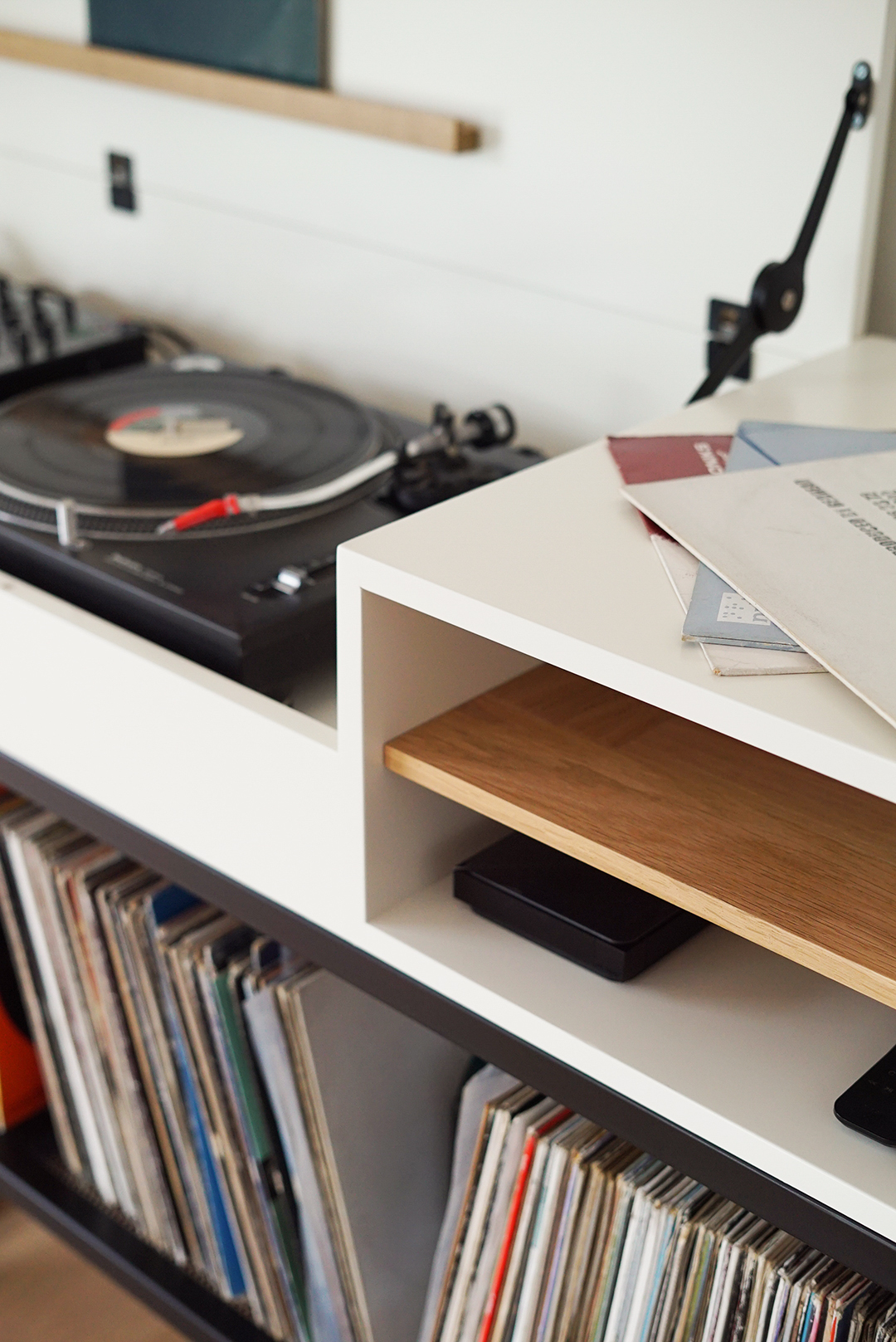 meuble rangement vinyles et platines, landes, pays basque, dj booth, hossegor, custom made record cabinet