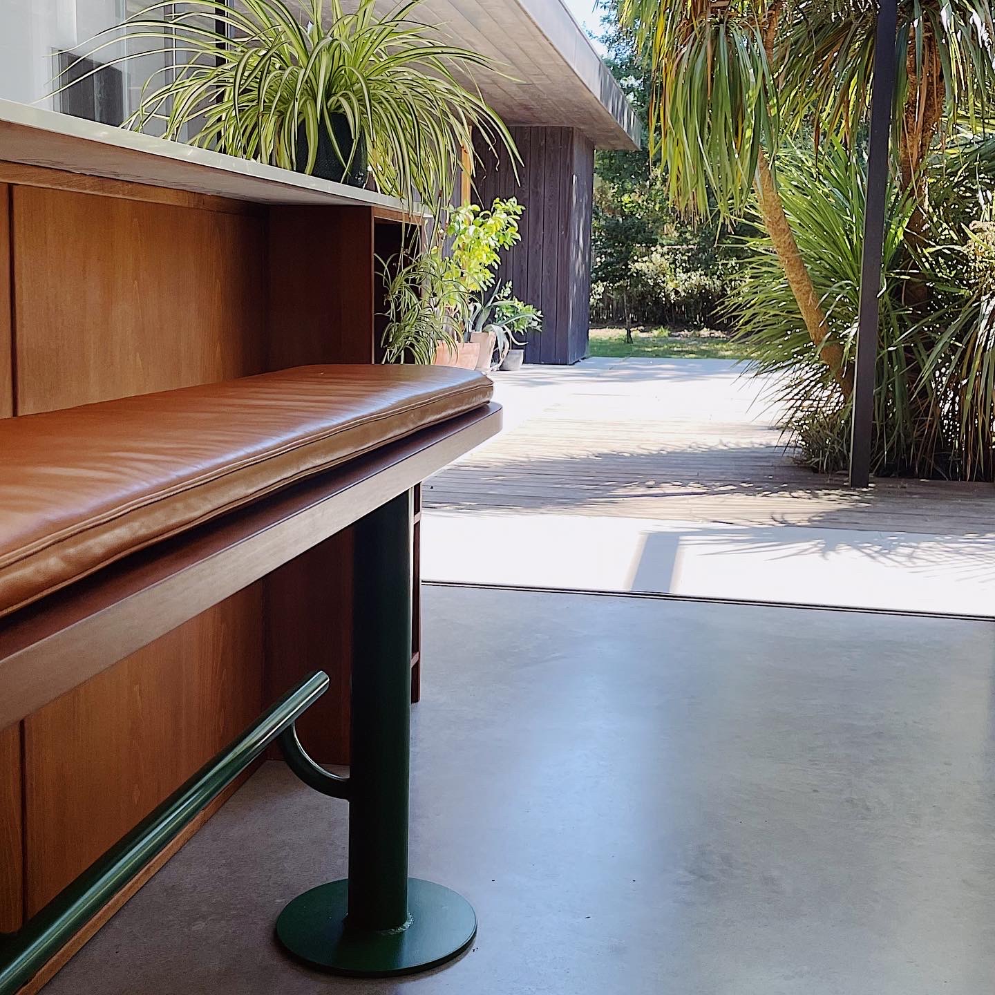 Projet de renovation de cuisine. Banquette de bar, habillage mural et étagères. Pour donner un côté chaleureux et convivial afin de faire vivre cet espace. • Le tout en hêtre teinté et huilé. Pietement de la banquette en acier laqué, avec son coussin en cuir véritable.