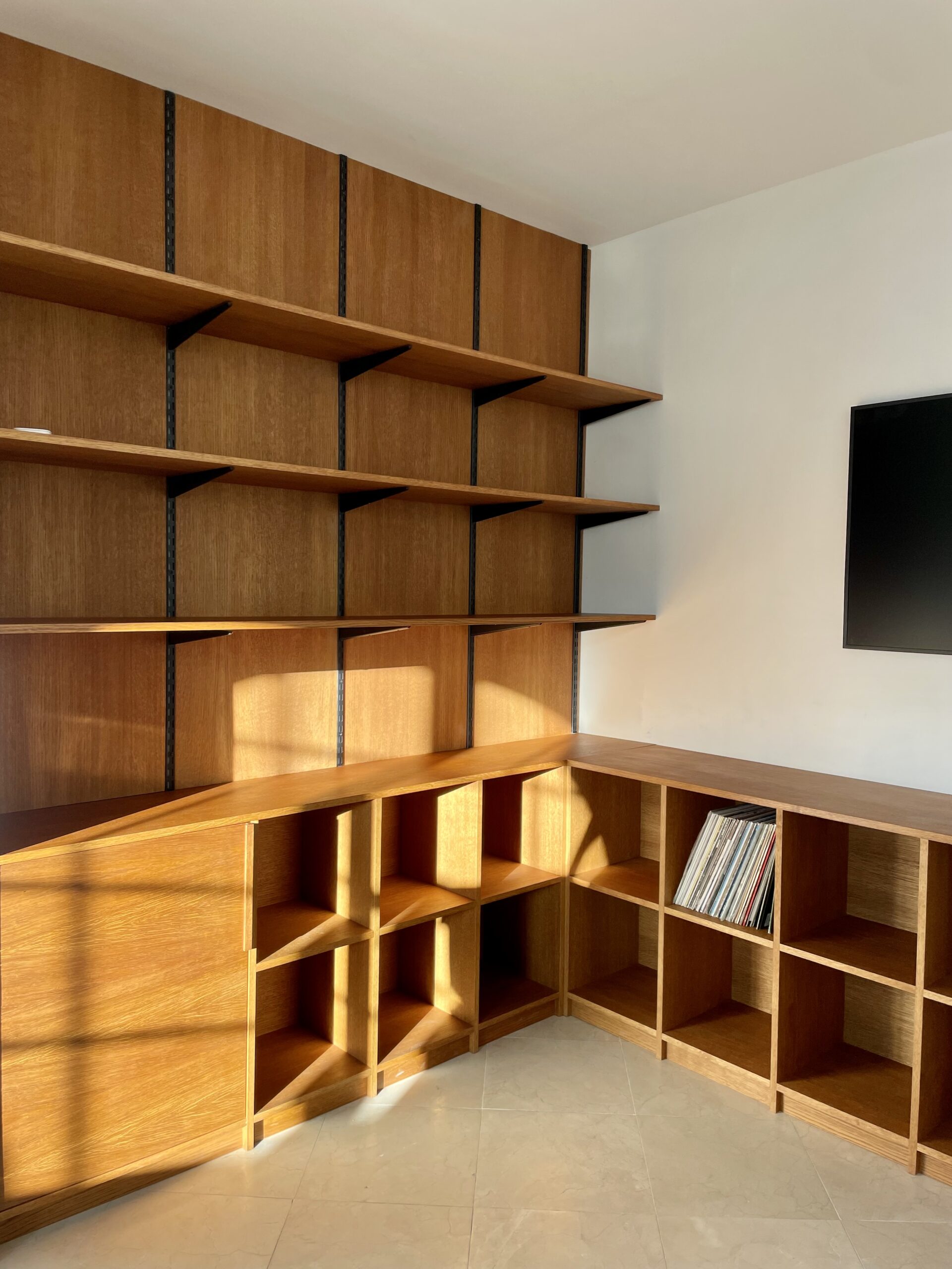 bibliothèque et rangements à vinyl sur mesure en bois à Seignosse, landes pays basque