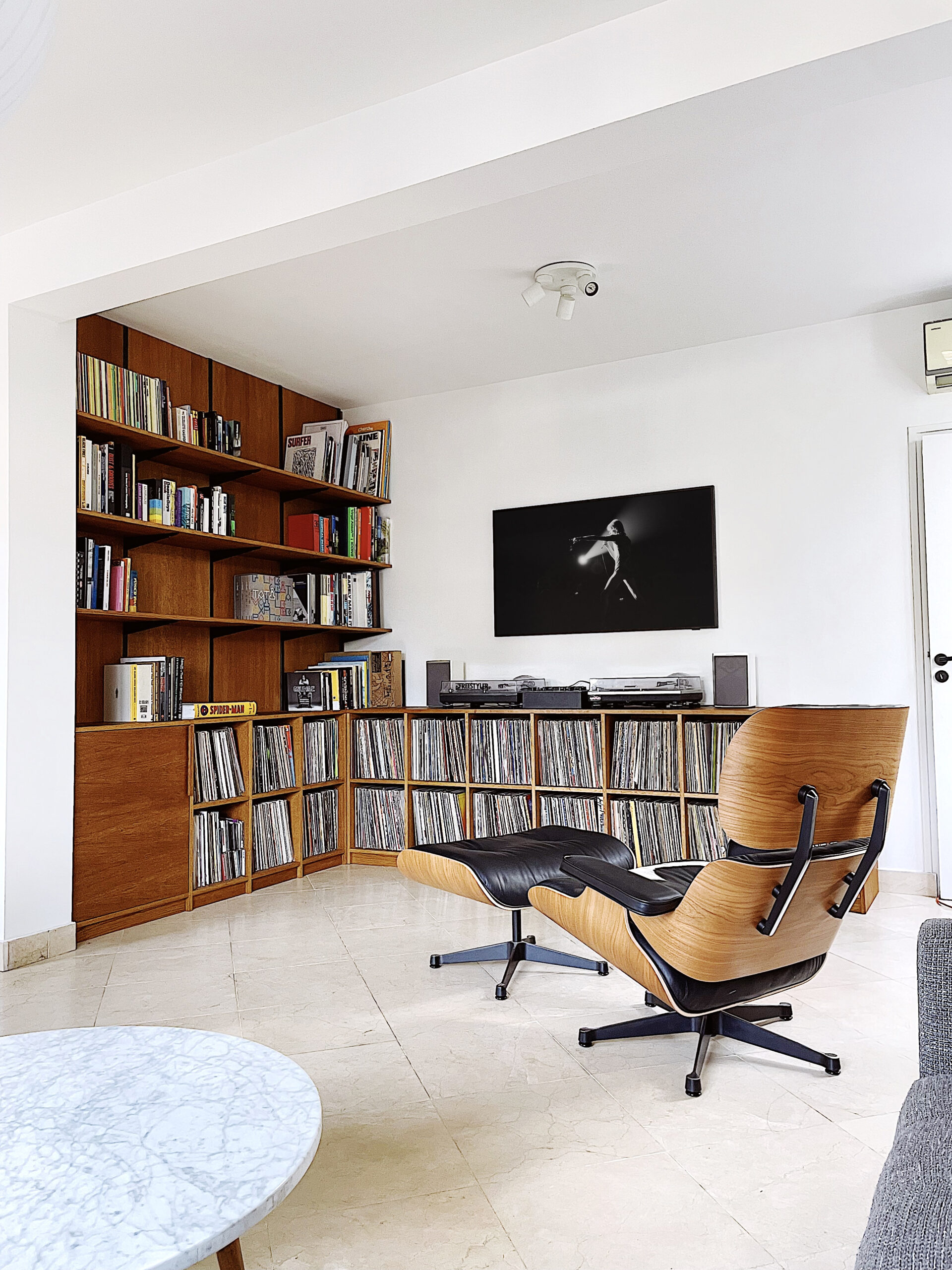 bibliothèque et rangements à vinyl sur mesure en bois à Seignosse, landes pays basque