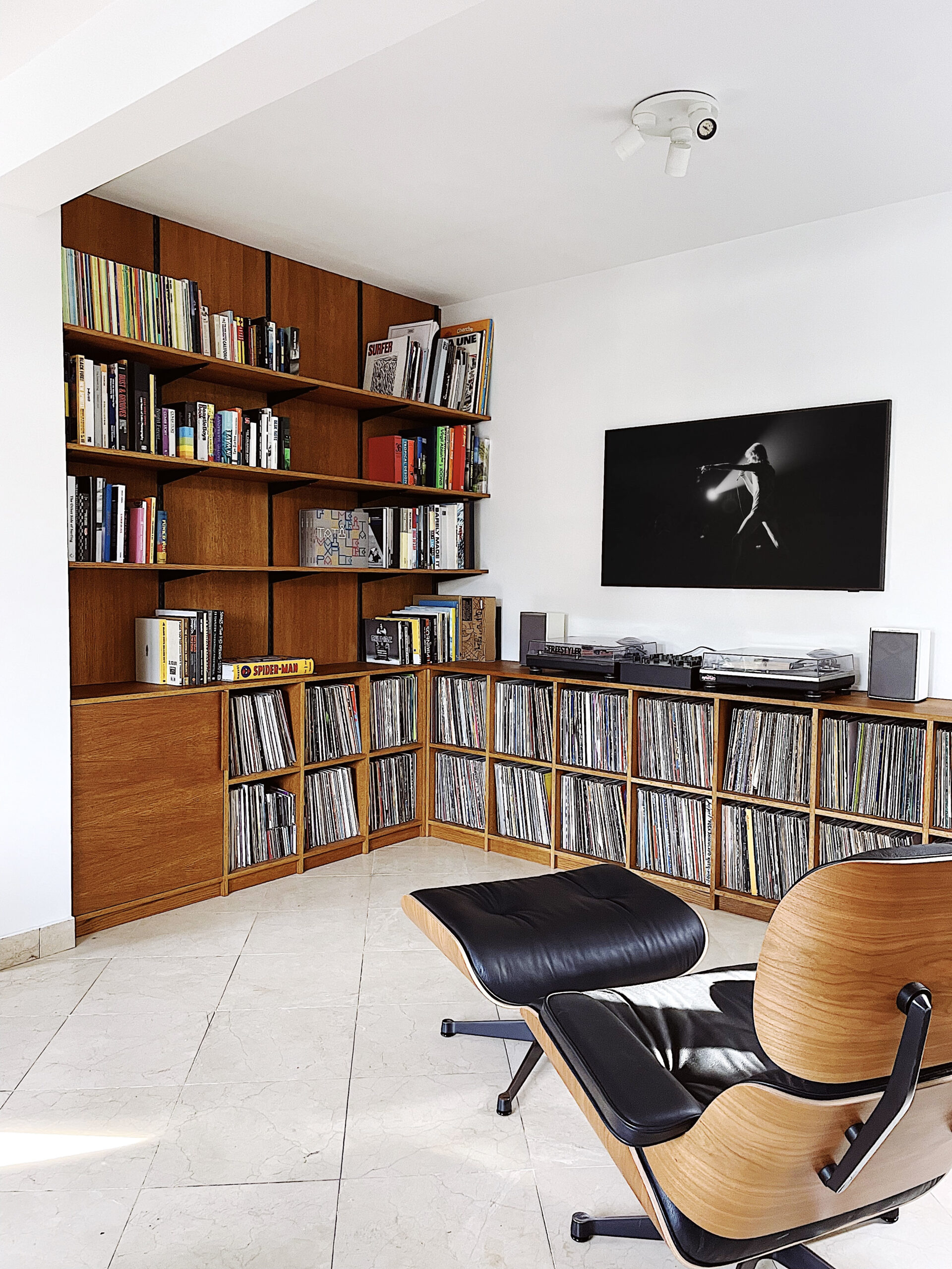 bibliothèque et rangements à vinyl sur mesure en bois à Seignosse, landes pays basque