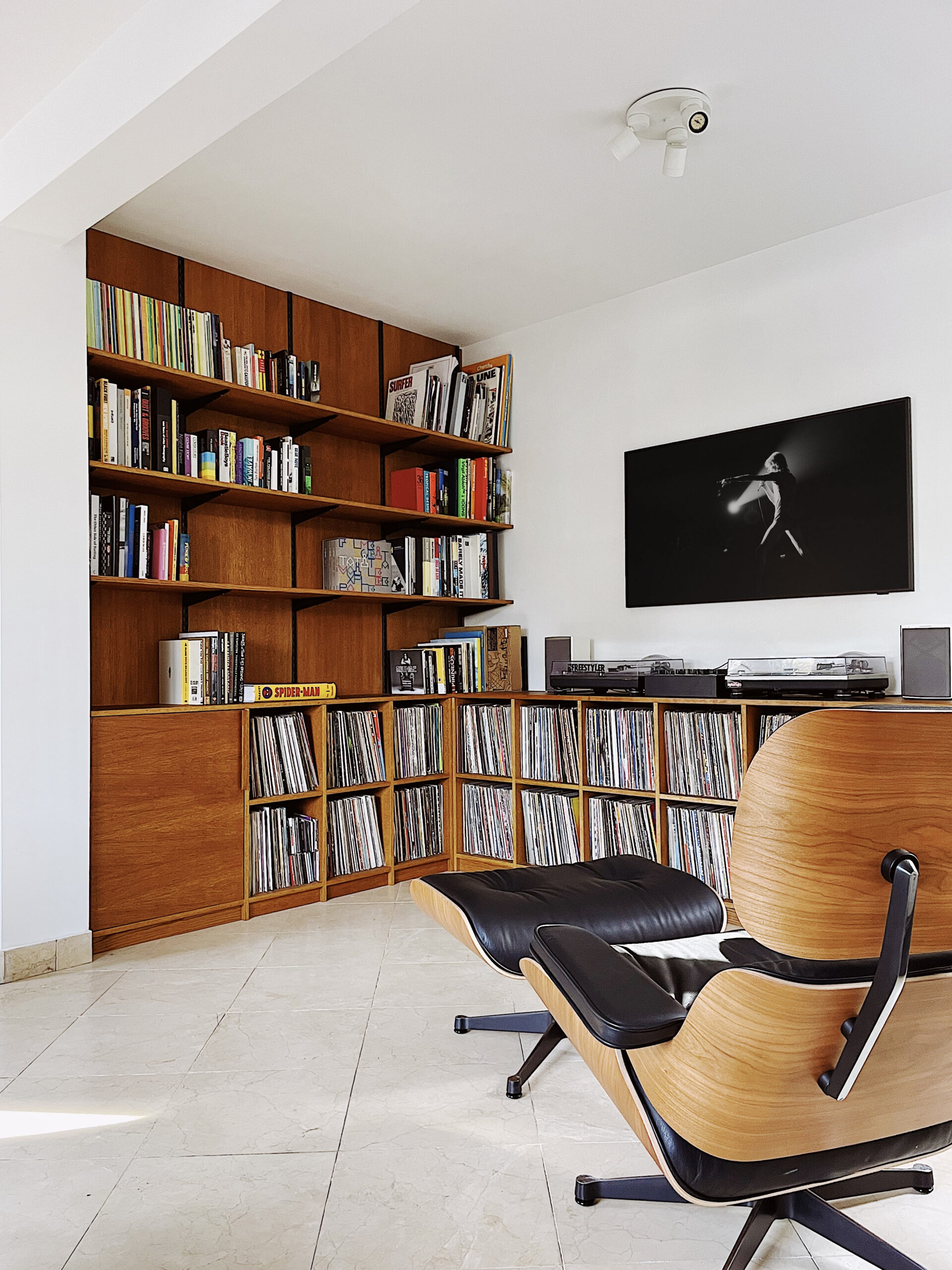 bibliothèque et rangements à vinyl sur mesure en bois à Seignosse, landes pays basque