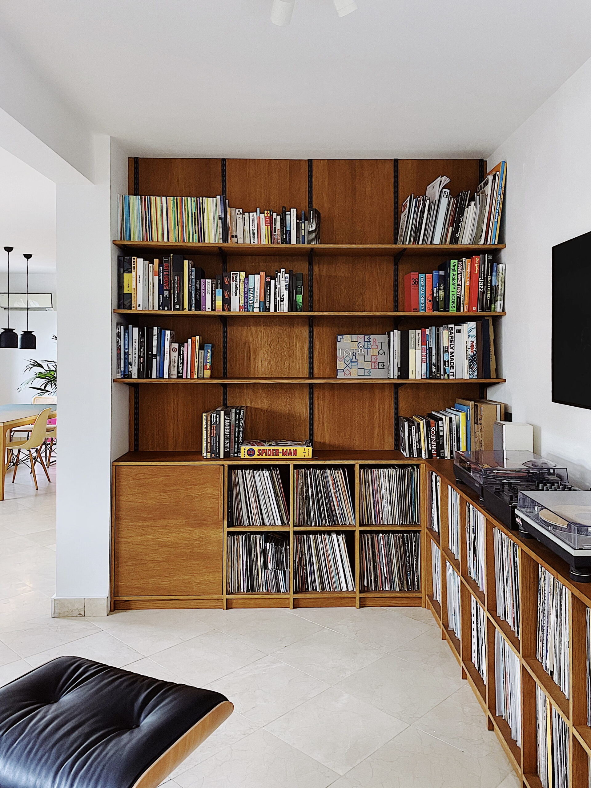 bibliothèque et rangements à vinyl sur mesure en bois à Seignosse, landes pays basque