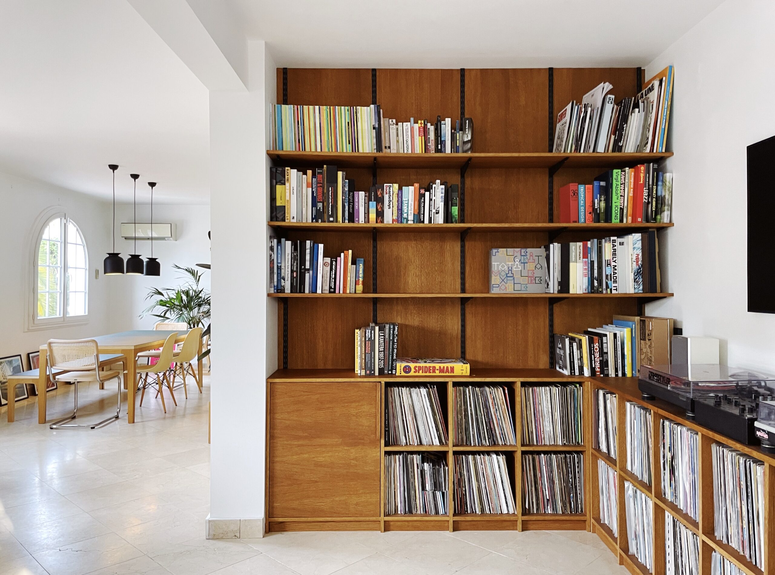 bibliothèque et rangements à vinyl sur mesure en bois à Seignosse, landes pays basque