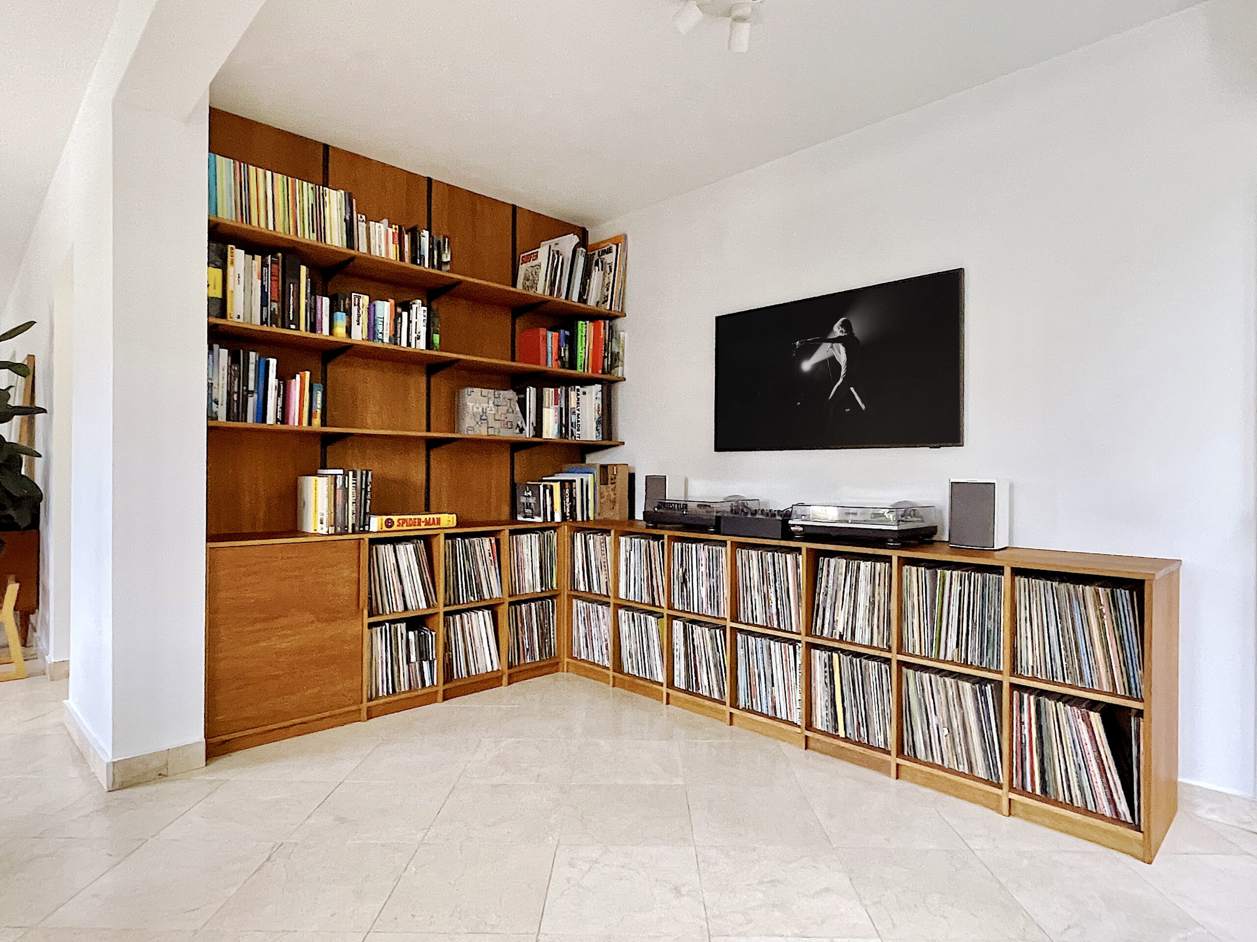 bibliothèque et rangements à vinyl sur mesure en bois à Seignosse, landes pays basque