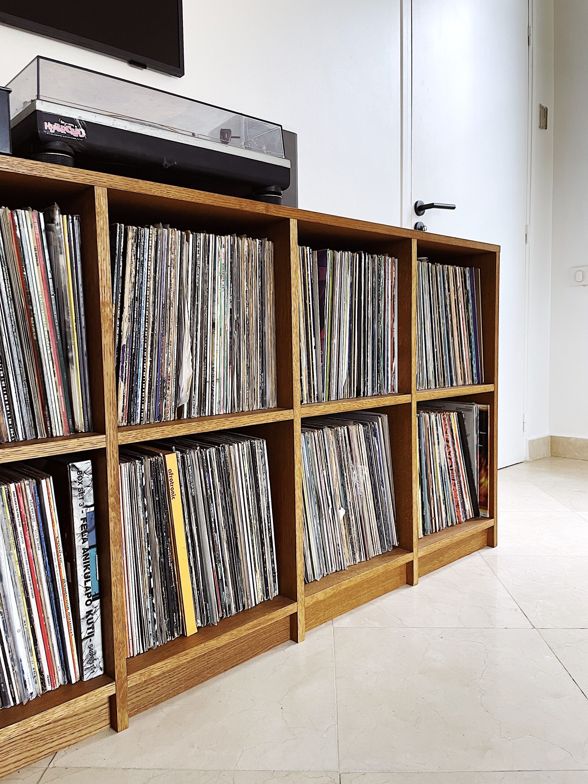 bibliothèque et rangements à vinyl sur mesure en bois à Seignosse, landes pays basque