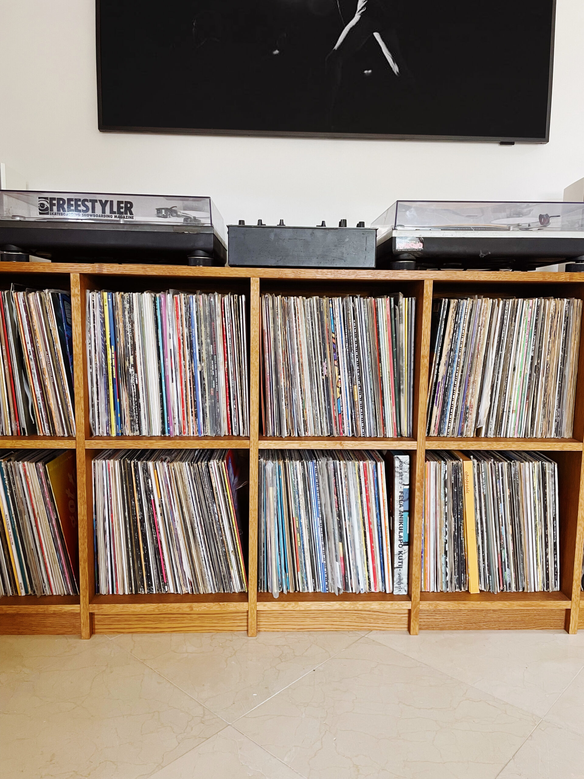 bibliothèque et rangements à vinyl sur mesure en bois à Seignosse, landes pays basque