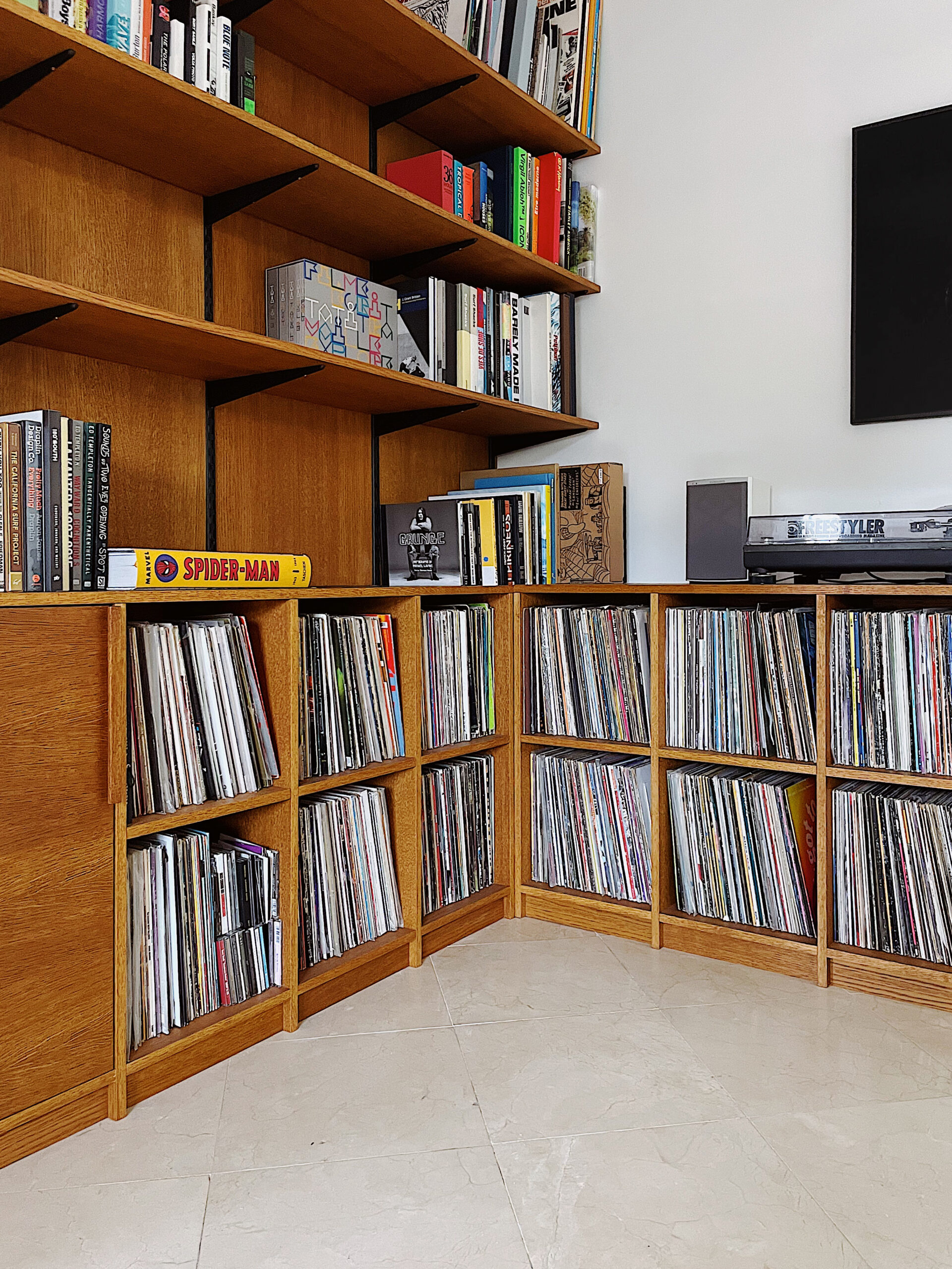 bibliothèque et rangements à vinyl sur mesure en bois à Seignosse, landes pays basque