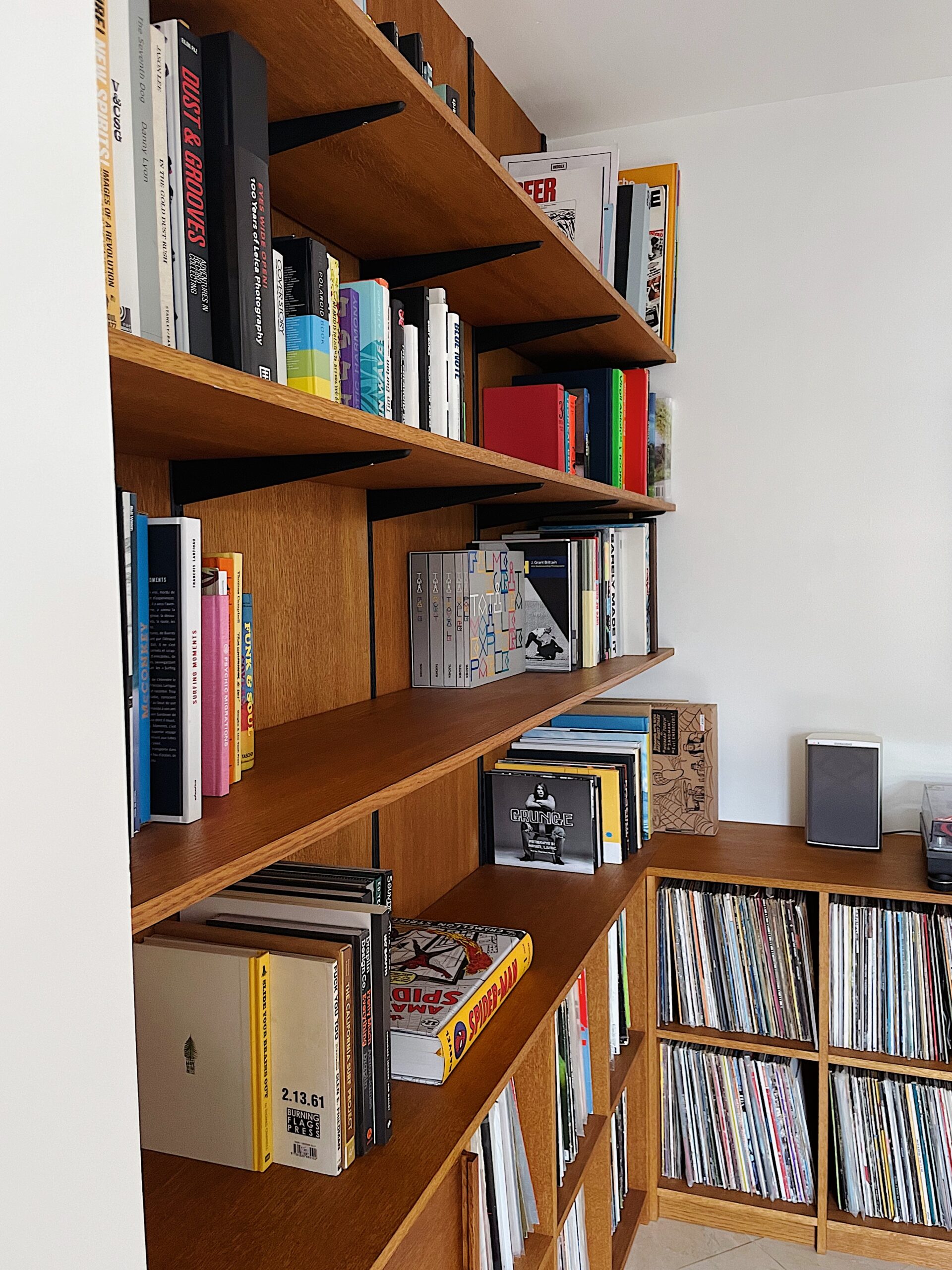 bibliothèque et rangements à vinyl sur mesure en bois à Seignosse, landes pays basque