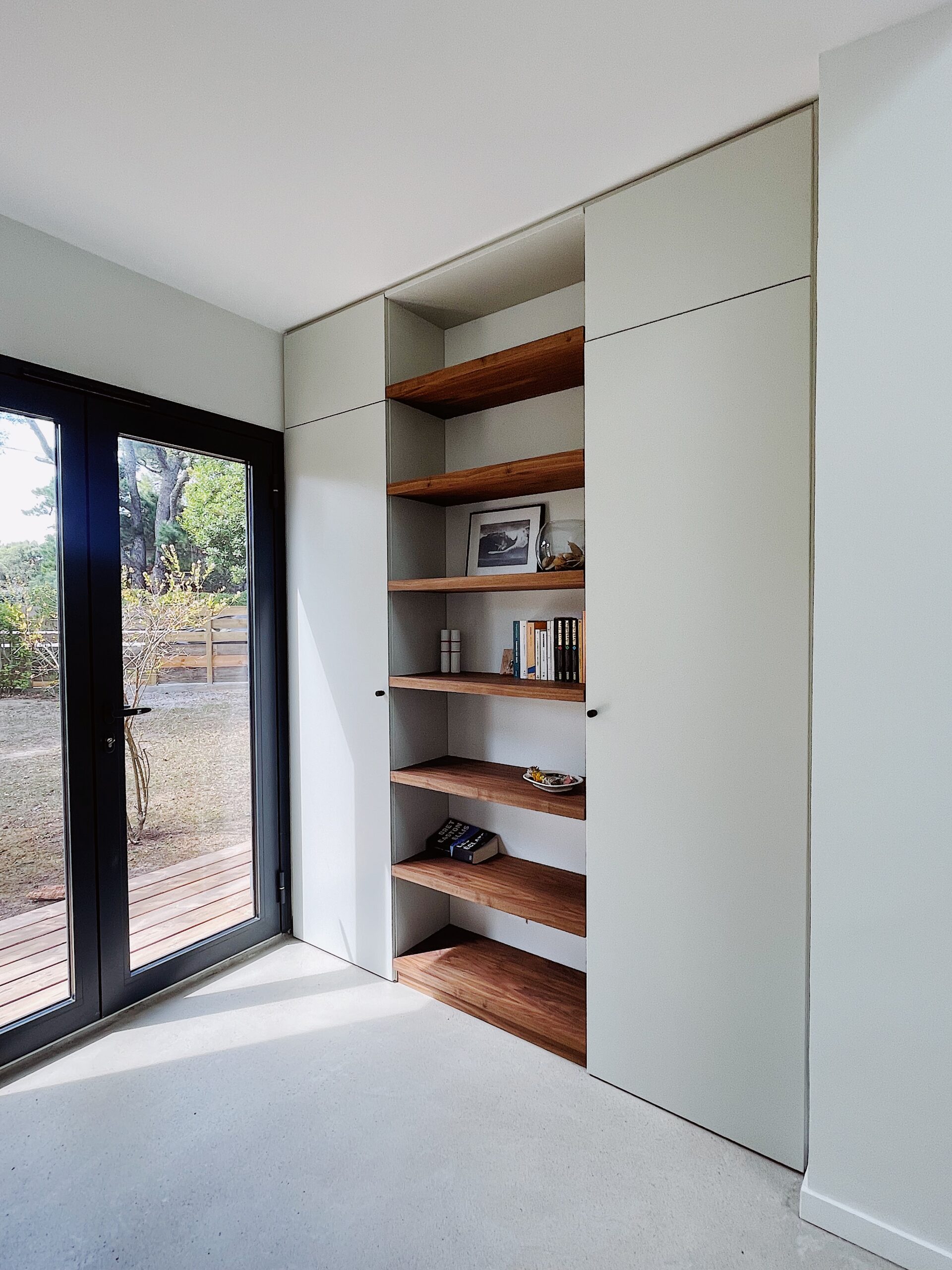 Dressing sur mesure portes laquées et bois de noyer, Hossegor, Landes Pays Basque