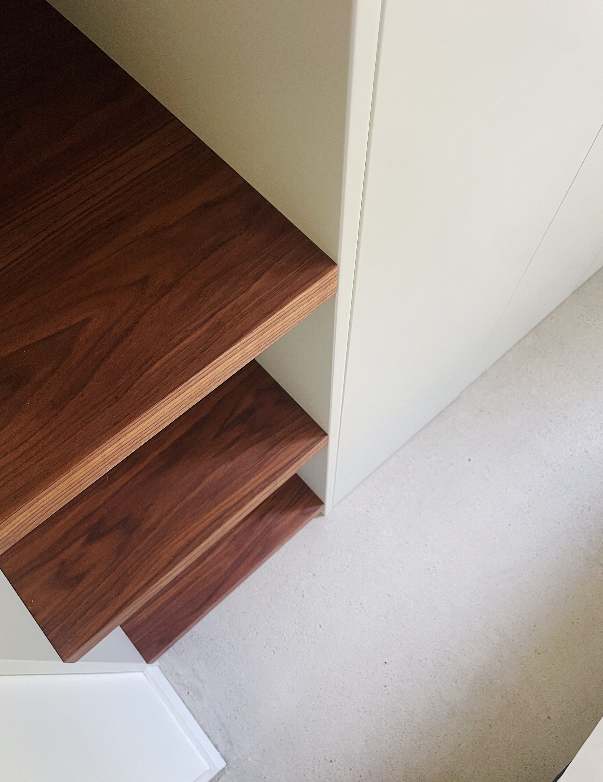 détail étagère bois de noyer
